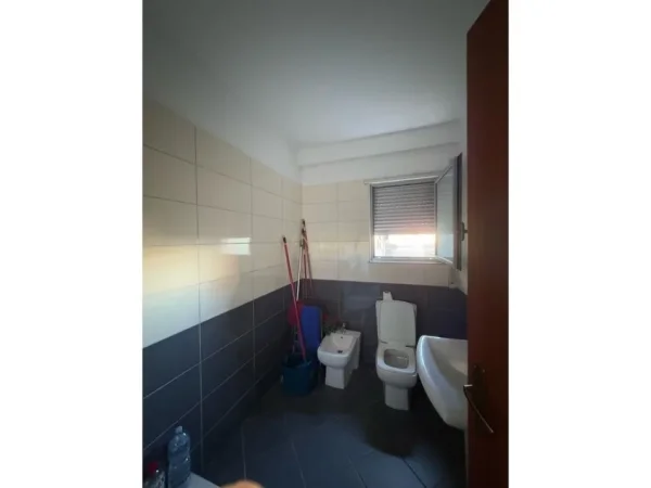 Tirane, shes ambjent biznesi , 161 m² 420.000 € (Condor Center)