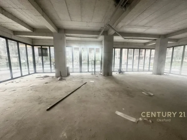 Tirane, jepet me qera ambjent biznesi Kati 0, 474 m² 7.000 € (SQUARE21)