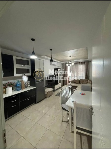 Tirane, jepet me qera apartament 2+1 Kati 4, 85 m² 350 € (Institut)