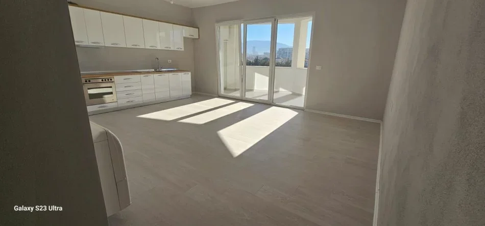 Tirane, jepet me qera apartament 2+1+Ballkon , 104 m² 652 € (Astir)