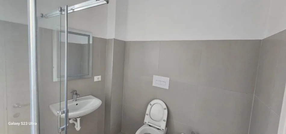 Tirane, jepet me qera apartament 2+1+Ballkon , 104 m² 652 € (Astir)