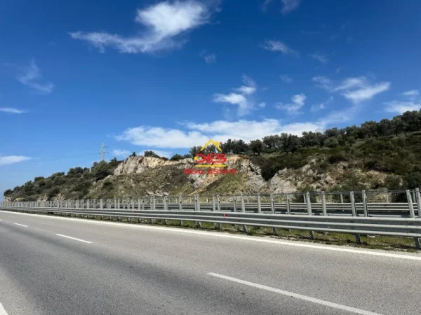 Vlore, shitet truall , 600 m² 90.000 € (Autostrada 100 Vjetori i Pavarsisë)