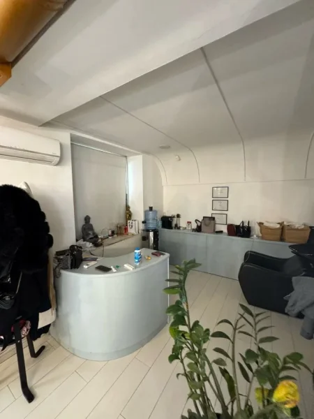 Tirane, jepet me qera ambjent biznesi , 50 m² 1.315 € (Bllok)