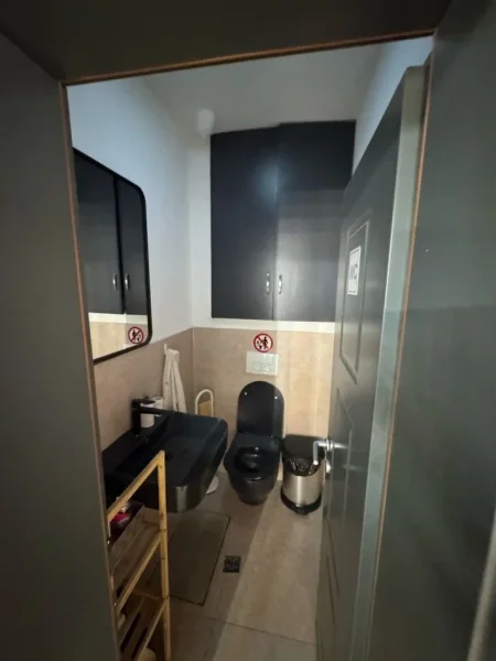 Tirane, jepet me qera ambjent biznesi , 50 m² 1.315 € (Bllok)