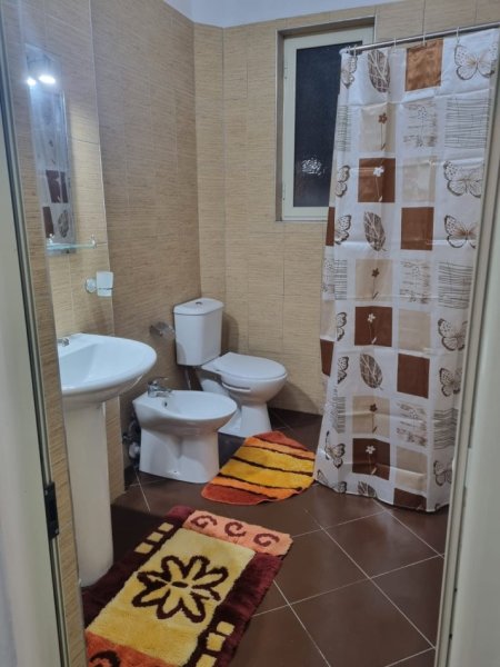 Tirane, jepet me qera apartament 2+1 Kati 4, 600 € (mozaiku i tiranes)