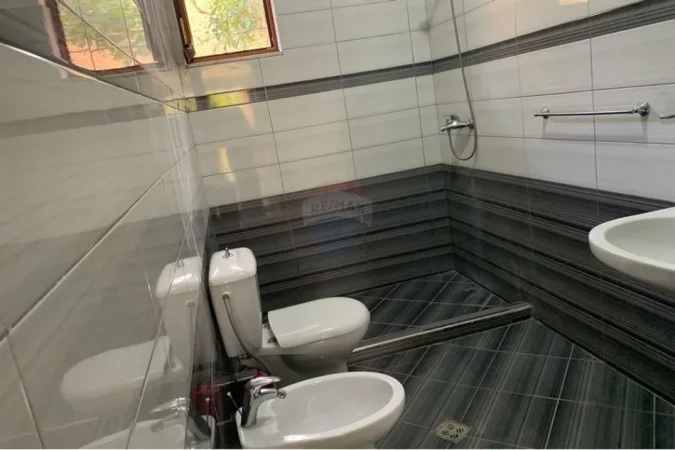 Tirane, jepet me qera apartament 1+1 Kati 4, 60 m² 300 € (Qyteti Studentit)