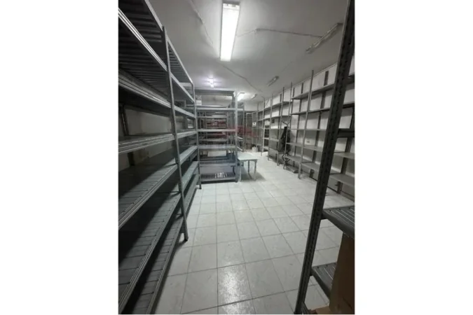 Tirane, jepet me qera ambjent biznesi Kati -1, 120 m² 1.500 € (RRUGA E KAVAJES)