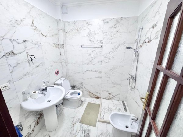 Tirane, jepet me qera apartament 4+1+Aneks+Ballkon Kati 4, 178 m² 1.900 € (sheshi willson)