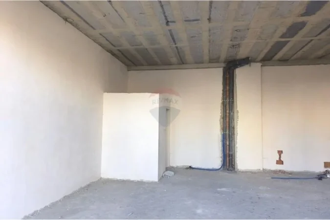 Tirane, jepet me qera dyqan Kati 0, 63 m² 1.000 € (FUSHA E AVIACIONIT)