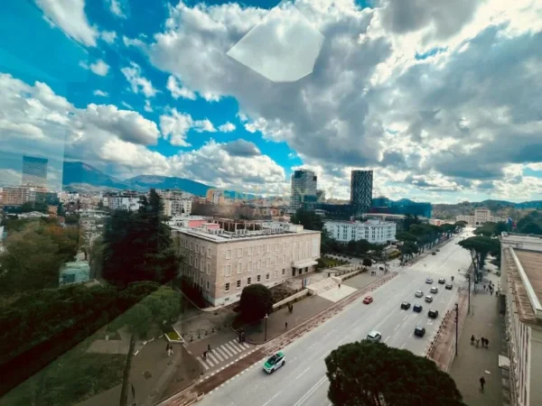 Tirane, jap me qera zyre , 125 m² 1.700 € (Ish Blloku)