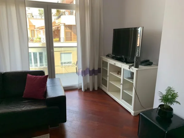 Tirane, jepet me qera apartament 2+1+Ballkon Kati 8, 100 m² 1.300 € (Bllok, prane Librit Universitar)