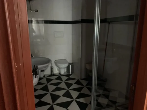 Tirane, jepet me qera apartament 2+1+Ballkon Kati 8, 100 m² 1.300 € (Bllok, prane Librit Universitar)