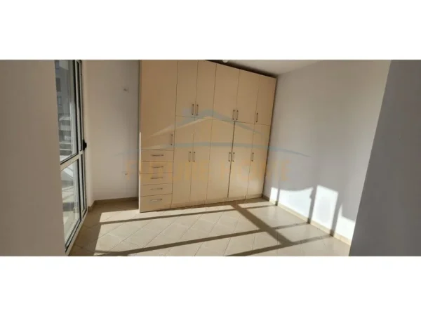 Shitet, Apartament 1+1, Rruga Teleferiku, Tiranë.
