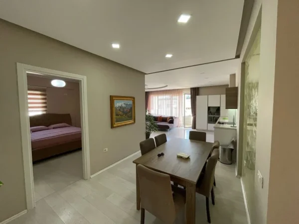 Tirane, jepet me qera apartament 3+1+Ballkon Kati 4, 180 m² 1.300 € (Liqeni i Thate, Kompleksi FZ)