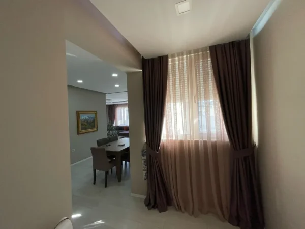 Tirane, jepet me qera apartament 3+1+Ballkon Kati 4, 180 m² 1.300 € (Liqeni i Thate, Kompleksi FZ)