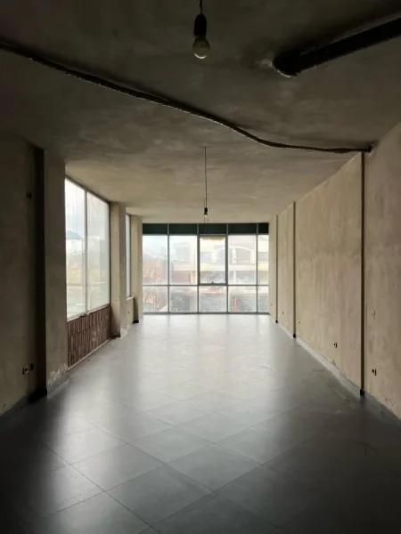 Tirane, shitet ambjent biznesi Kati 1, 75 m² 105.000 € (Kamez)
