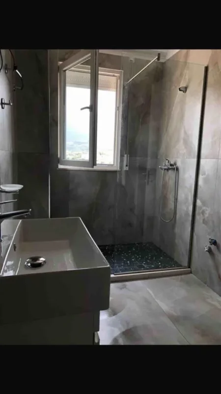 Tirane, jepet me qera apartament 2+1+Aneks+Ballkon Kati 7, 105 m² 500 € (ALI DEMI)