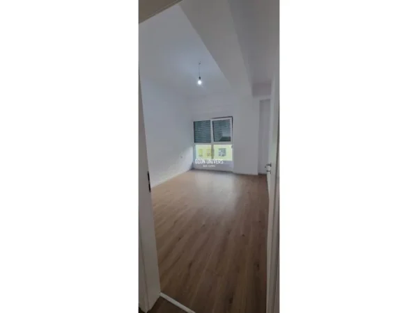 Tirane, jepet me qera apartament 1+1 Kati 2, 65 m² 350 € (ALI DEMI)