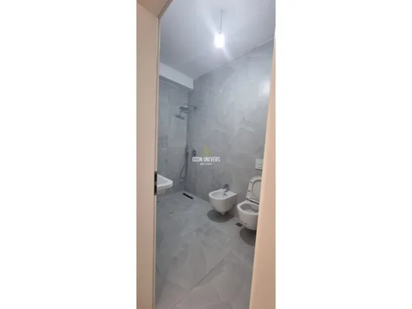 Tirane, jepet me qera apartament 1+1 Kati 2, 65 m² 350 € (ALI DEMI)