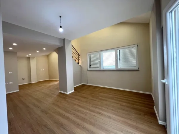 Tirane, shitet apartament duplex 2+1+Aneks+Ballkon Kati 4, 130 m² 170.000 € (Rruga Sotir Caci Fresk)
