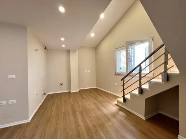 Tirane, shitet apartament duplex 2+1+Aneks+Ballkon Kati 4, 130 m² 170.000 € (Rruga Sotir Caci Fresk)