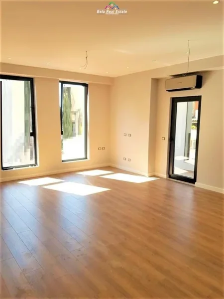 Tirane, jepet me qera zyre Kati 4, 110 m² 850 € (Qender, Rruga e Barrikadave)
