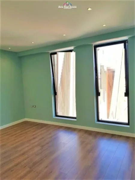 Tirane, jepet me qera zyre Kati 4, 110 m² 850 € (Qender, Rruga e Barrikadave)
