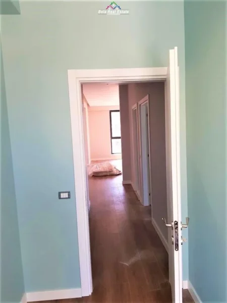 Tirane, jepet me qera zyre Kati 4, 110 m² 850 € (Qender, Rruga e Barrikadave)