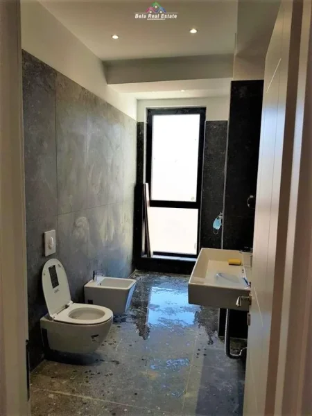 Tirane, jepet me qera zyre Kati 4, 110 m² 850 € (Qender, Rruga e Barrikadave)