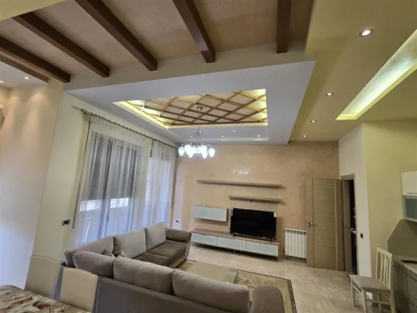 Tirane, jepet me qera apartament 2+1+Ballkon Kati 2, 105 m² 950 € (PAZARI I RI)