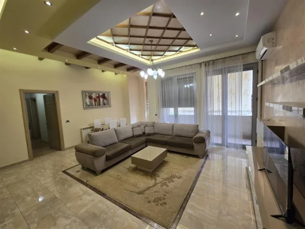Tirane, jepet me qera apartament 2+1+Ballkon Kati 2, 105 m² 950 € (PAZARI I RI)