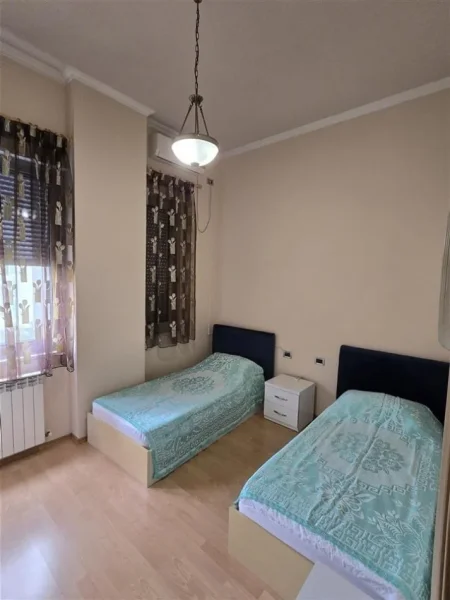 Tirane, jepet me qera apartament 2+1+Ballkon Kati 2, 105 m² 950 € (PAZARI I RI)