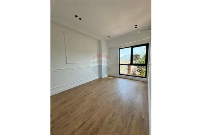 Tirane, jepet me qera apartament 3+1+Ballkon Kati 10, 110 m² 1.000 € (QIRA AMBIENT PER ZYRA RRUGA E KAVAJES!)