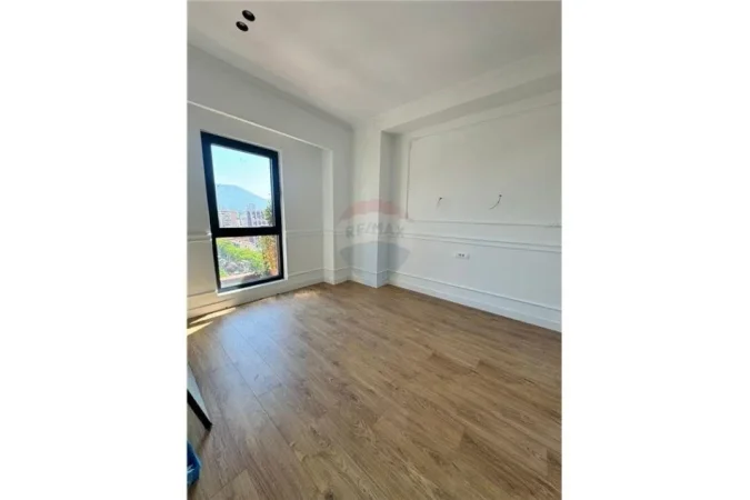 Tirane, jepet me qera apartament 3+1+Ballkon Kati 10, 110 m² 1.000 € (QIRA AMBIENT PER ZYRA RRUGA E KAVAJES!)