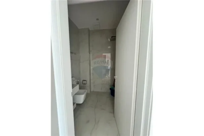 Tirane, jepet me qera apartament 3+1+Ballkon Kati 10, 110 m² 1.000 € (QIRA AMBIENT PER ZYRA RRUGA E KAVAJES!)
