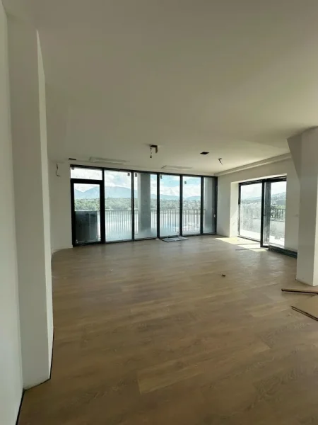 Tirane, jap me qera zyre Kati 6, 190 m² 2.500 € (Rruga Kristo Luarasi)
