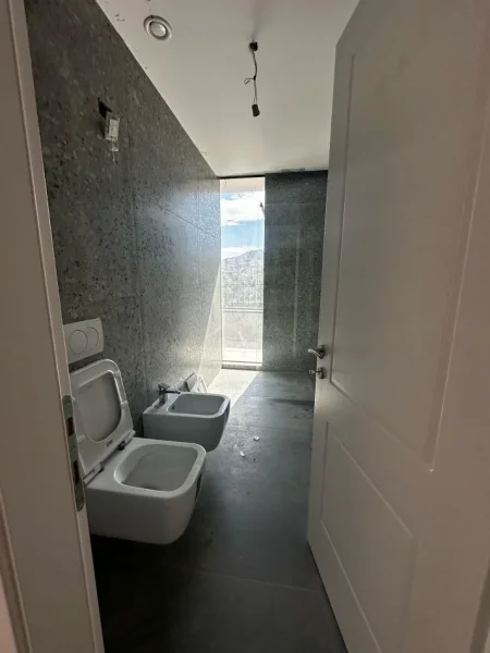 Tirane, jap me qera zyre Kati 6, 190 m² 2.500 € (Rruga Kristo Luarasi)