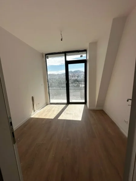 Tirane, jap me qera zyre Kati 6, 190 m² 2.500 € (Rruga Kristo Luarasi)