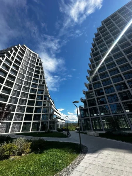 Tirane, jap me qera zyre Kati 6, 190 m² 2.500 € (Rruga Kristo Luarasi)