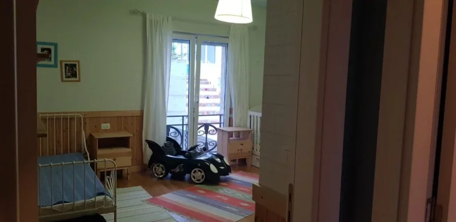 Tirane, jepet me qera apartament 3+1+Ballkon Kati 3, 133 m² 1.200 € (REZIDENCA KODRA E DIELLIT 2)