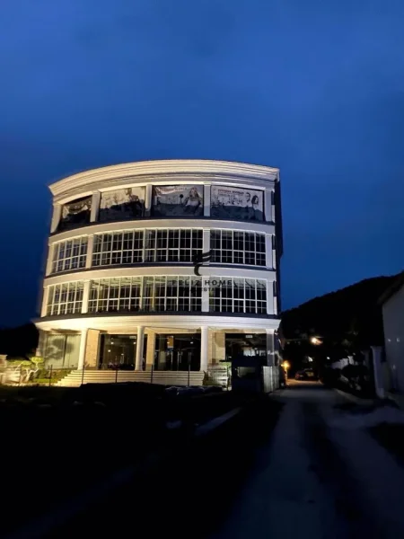 Tirane, jepet me qera ambjent biznesi Kati 5, 3.281 m² 4.500 € (PEZE-HELEMES)