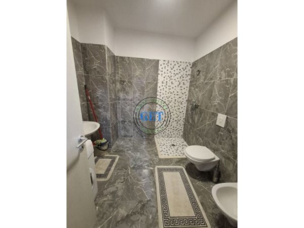 Durres, jepet me qera apartament 2+1+Ballkon Kati 5, 800 € (Qender, Durrës.)