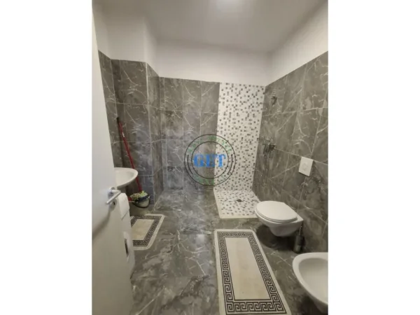 Durres, jepet me qera apartament 2+1+Ballkon Kati 5, 800 € (Qender, Durrës.)