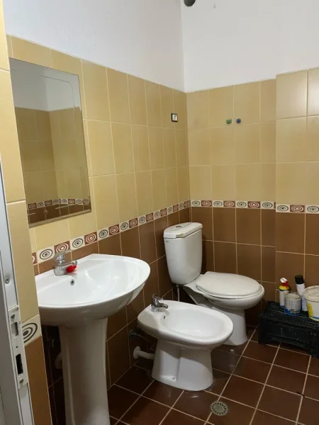 Shqiperi, jepet me qera apartament 1+1 Kati 1, 61 m² 300 € (Ramazan Bogdani)