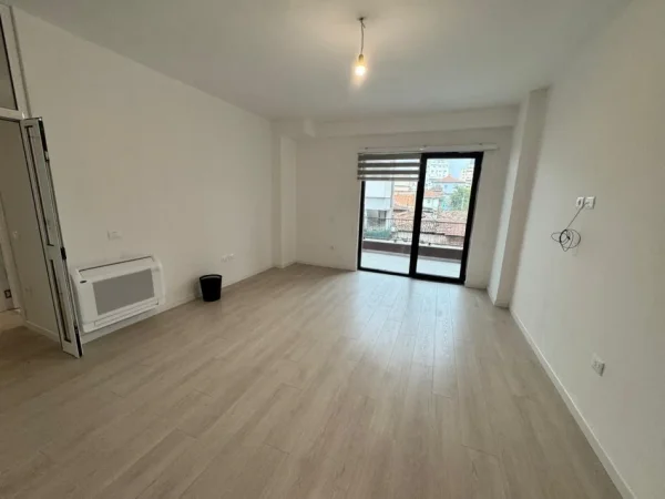 Tirane, jepet me qera zyra 2+1+2, Kati 2, 112 m² 700 € (Rr. Myslym Shyri)