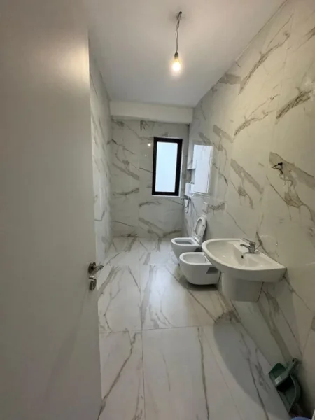 Tirane, jepet me qera zyra 2+1+2, Kati 2, 112 m² 700 € (Rr. Myslym Shyri)