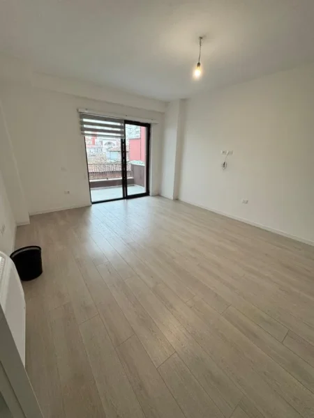 Tirane, jepet me qera zyra 2+1+2, Kati 2, 112 m² 700 € (Rr. Myslym Shyri)