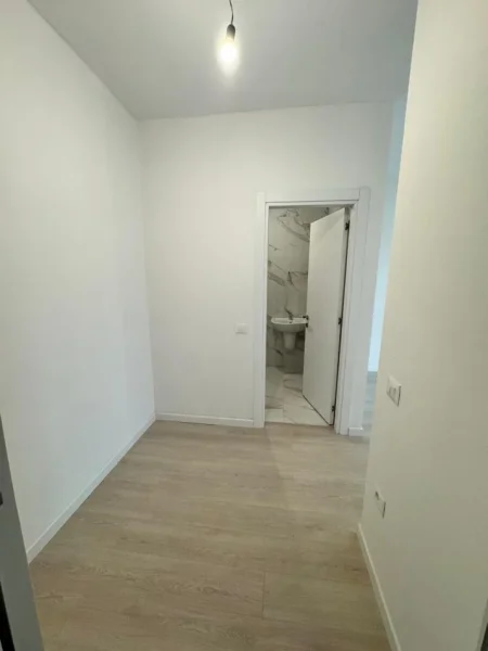 Tirane, jepet me qera zyra 2+1+2, Kati 2, 112 m² 700 € (Rr. Myslym Shyri)