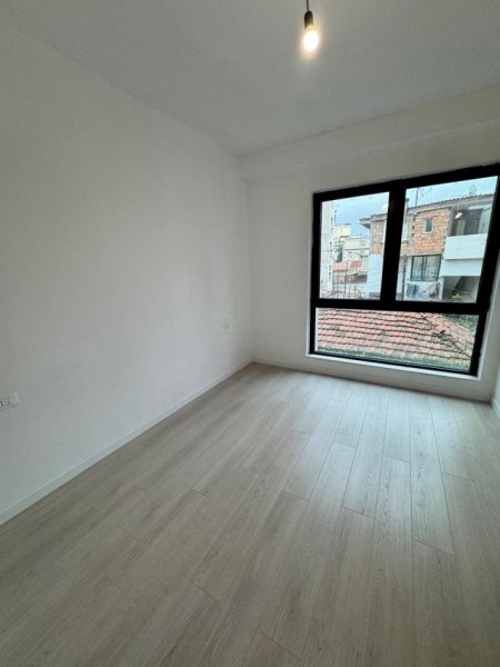 Tirane, jepet me qera zyra 2+1+2, Kati 2, 112 m² 700 € (Rr. Myslym Shyri)