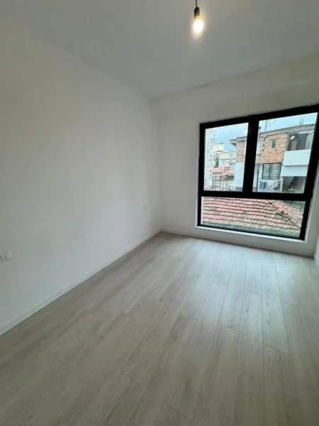 Tirane, jepet me qera zyra 2+1+2, Kati 2, 112 m² 700 € (Rr. Myslym Shyri)